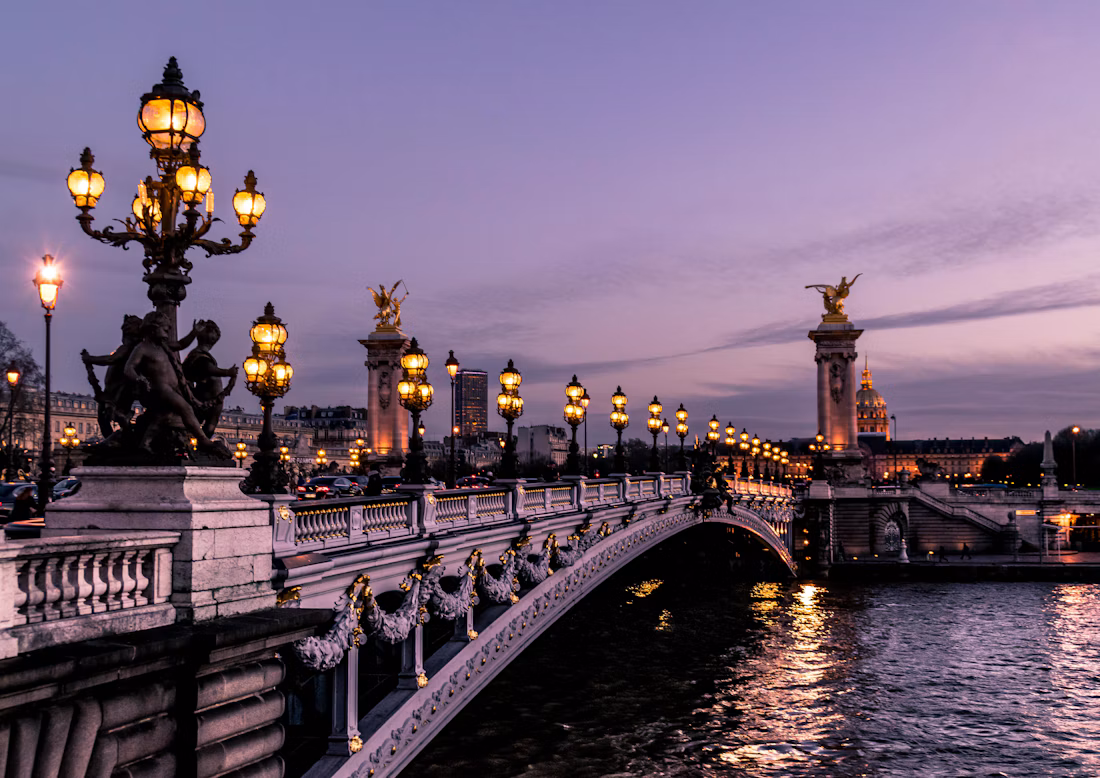 Paris sokaklarında açık hava kafeleri ve şehir yaşamı