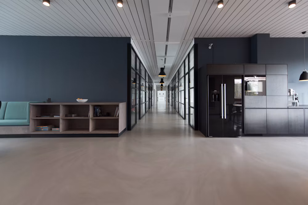 Düzenli ve modern çalışma alanı